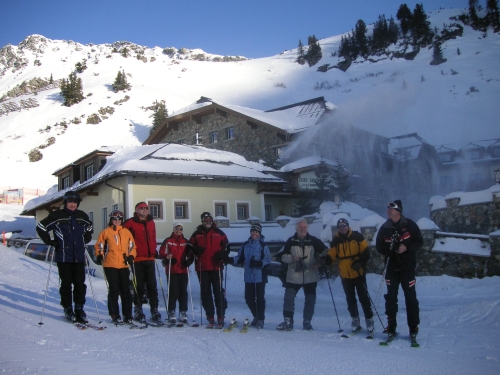 ...am nächsten Morgen, Sammelplatz vor dem Seekarhaus