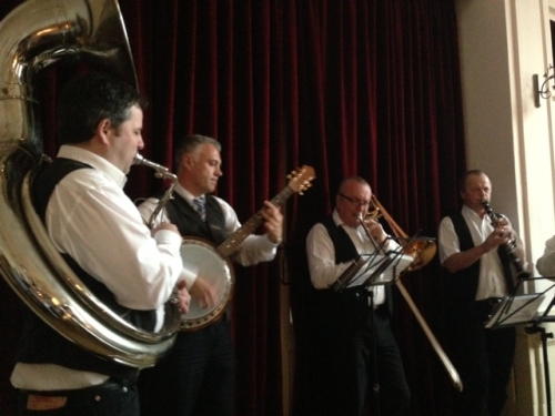 Ein Weinviertler Buffet mit erlesenen Weinen begleitet von Dieter Zins´s Dixieland Jazz, rundeten den Abend ab.