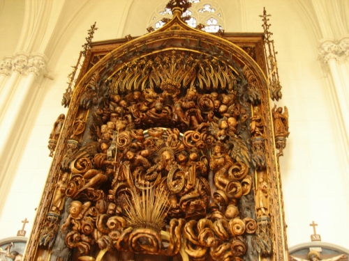 ...dieses wurde in den Jahren 1615 - 1625 von sechs Schnitzern hergestellt und war nur der mittlere Teil des Flügelaltars der Zwettler Stiftskirche und wird daher "Zwettler Altar" benannt.