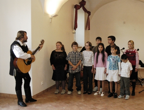 ein musikbarde, auch haustechniker vom haus klokanek singt mit kindern dieses hauses