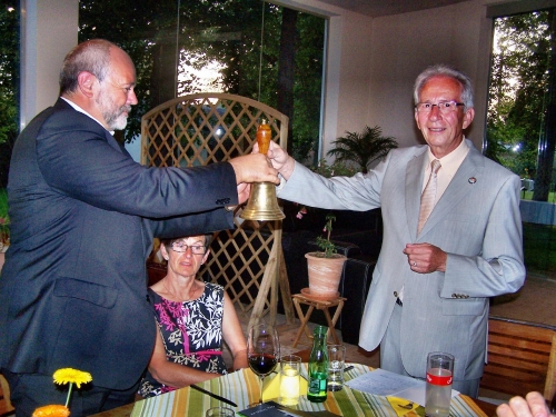 Willi Reiss übergibt die Präsidenten (b)würde an Werner Handle