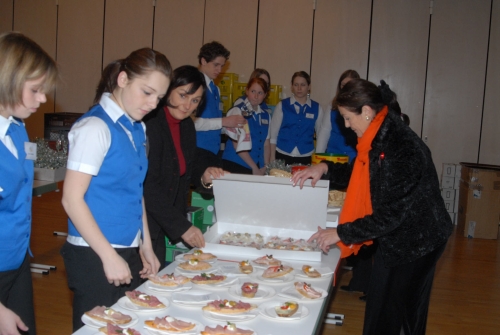 ...unterstützt von hübschen Mädchen der Mistelbacher Hotelfachschule war der Abend eine tolle Herausforderung....