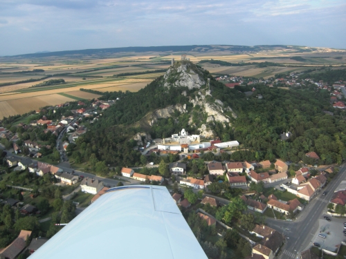 ....die Ruine Staatz aus der Vogelperspektive..