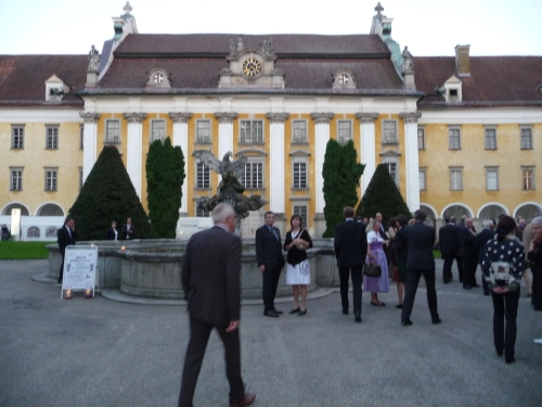 Im stimmungsvollen Stiftshof versammelten sich nach und nach die Gäste.