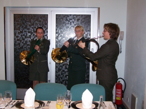 ...ein Jagdhorn-Bläserinnen Trio sorgt für eine gute  Einstimmung zum    Wildbretschmaus...